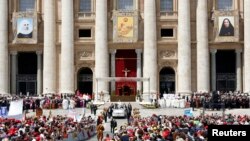 La ceremonia contó con miles de peregrinos llegados de todo el mundo. La Iglesia Católica tiene hoy 802 nuevos santos. 