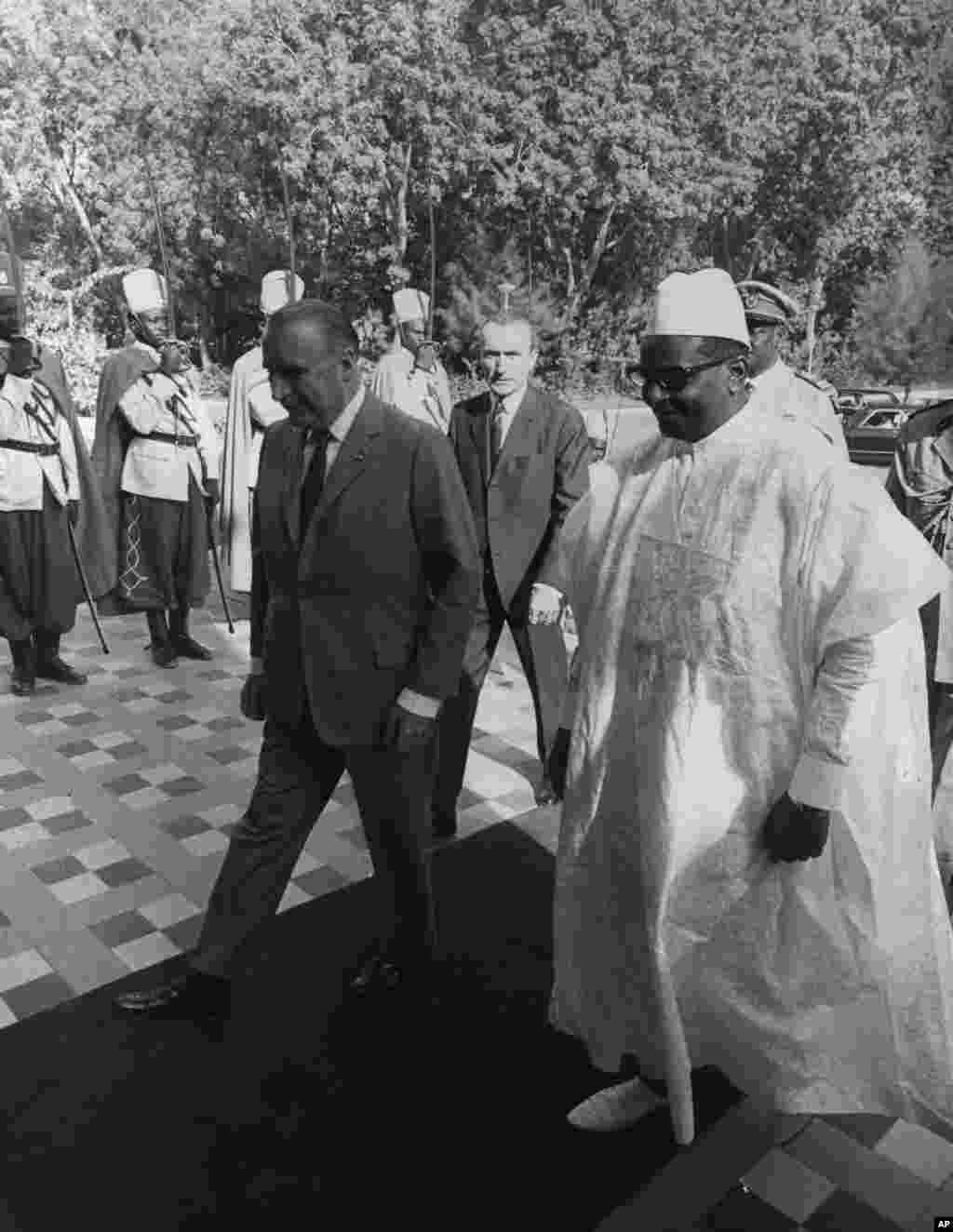 Shugaba Hamani Diori, na Nijar (dama) tare da shugaba Georgess Pompidou na Faransa, 26 Janairu 1972.