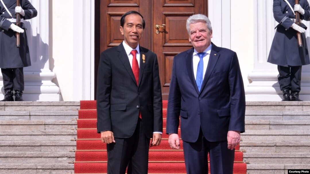 Presiden Jokow Widodo (kiri) dalam pertemuan dengan Presiden Jerman, Joachim Gauck di Berlin, Senin 18/4 (courtesy: Biro Setpres RI).