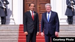 Presiden Jokow Widodo (kiri) dalam pertemuan dengan Presiden Jerman, Joachim Gauck di Berlin, Senin 18/4 (courtesy: Biro Setpres RI).