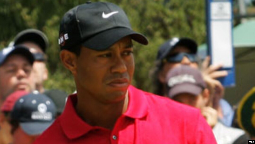 Pegolf nomor satu dunia Tiger Woods harus melepaskan gelarnya hari Senin depan kepada pegolf Jerman Martin Kaymer atau pegolf Inggris Lee Westwood.