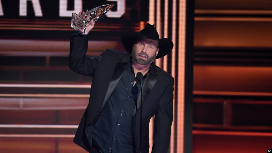 Garth Brooks accepts the award for entertainer of the year at the 51st annual CMA Awards at the Bridgestone Arena, Nov. 8, 2017, in Nashville, Tennessee. 