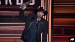 Garth Brooks accepts the award for entertainer of the year at the 51st annual CMA Awards at the Bridgestone Arena, Nov. 8, 2017, in Nashville, Tennessee. 