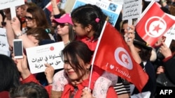 Des Tunisiennes lors d'une manifestation pour exiger une modification de la loi religieuse concernant l'héritage, à Tunis, le 10 mars 2018. 