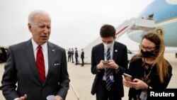 Le président américain Joe Biden s'adresse aux médias avant de monter à bord d'Air Force One pour se rendre en Alabama depuis Joint Base Andrews, États-Unis, le 3 mai 2022.