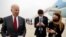 Le président américain Joe Biden s'adresse aux médias avant de monter à bord d'Air Force One pour se rendre en Alabama depuis Joint Base Andrews, États-Unis, le 3 mai 2022.