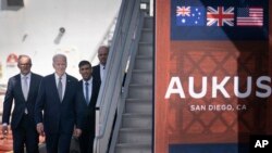 Perdana Menteri Inggris Rishi Sunak, kanan, saat pertemuan dengan Presiden AS Joe Biden, tengah, dan Perdana Menteri Australia Anthony Albanese, kiri, di pangkalan Angkatan Laut Point Loma di San Diego, California, Senin, 13 Maret 2023. (Foto : melalui AP)