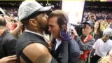 Гравець команди-переможця &quot;Baltimore Ravens&quot; цілує її власника. 