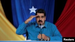 Prezidan Maduro pandan li tap prezante yon pwogram ki pase nan televizyon chak dimanch nan Caracas e ki rele: "Los Domingos con Maduro" = "Dimanch avèk Maduro". (Dat Foto a: 30 avril 2017, nan Palè Miraflores/REUTERS).