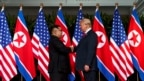 Tư liệu - Lãnh tụ Triều Tiên Kim Jong Un cùng Tổng thống Mỹ Donald Trump.