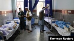 Des Afghans sont soignés dans un hôpital après qu'un autocar ait été touché par une bombe placée au bord de la route dans la province de Herat, dans l'ouest de l'Afghanistan, le 31 juillet 2019.
