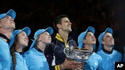 Novak Djoković posle pobede u finalu Australijan opena 28. januara 2013.