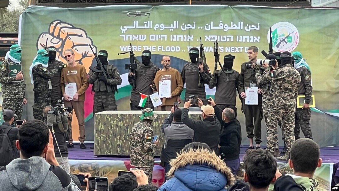 Kelompok militan Hamas saat menyerahkan tiga sandera Israel kepada Palang Merah di Deir el-Balah, Jalur Gaza tengah, 8 Februari 2025 (foto: dok). 