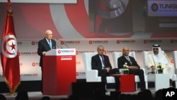 Le président tunisien Béji Caïd Essebsi, à gauche, prononce un discours à l'ouverture de la conférence internationale d'investissements "Tunisie 2020," à Tunis, le 29 novembre 2016.