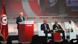 Tunisian President Beji Caid Essebsi (L) delivers his speech during the opening ceremony of "Tunisia 2020," an international investment conference, in Tunis, Tunisia, Nov. 29, 2016. International investors are converging on Tunisia as the country's government tries to drum up billions of dollars to keep its young democracy from falling into economic collapse.