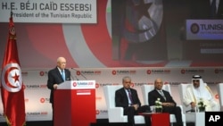 Le président tunisien Beji Caid Essebsi (debout) prononce son discours lors de la cérémonie d'ouverture de la conférence internationale sur l'investissement "Tunisie 2020", à Tunis, Tunisie, le 29 novembre 2016. (AP Photo/Hassene Dridi)