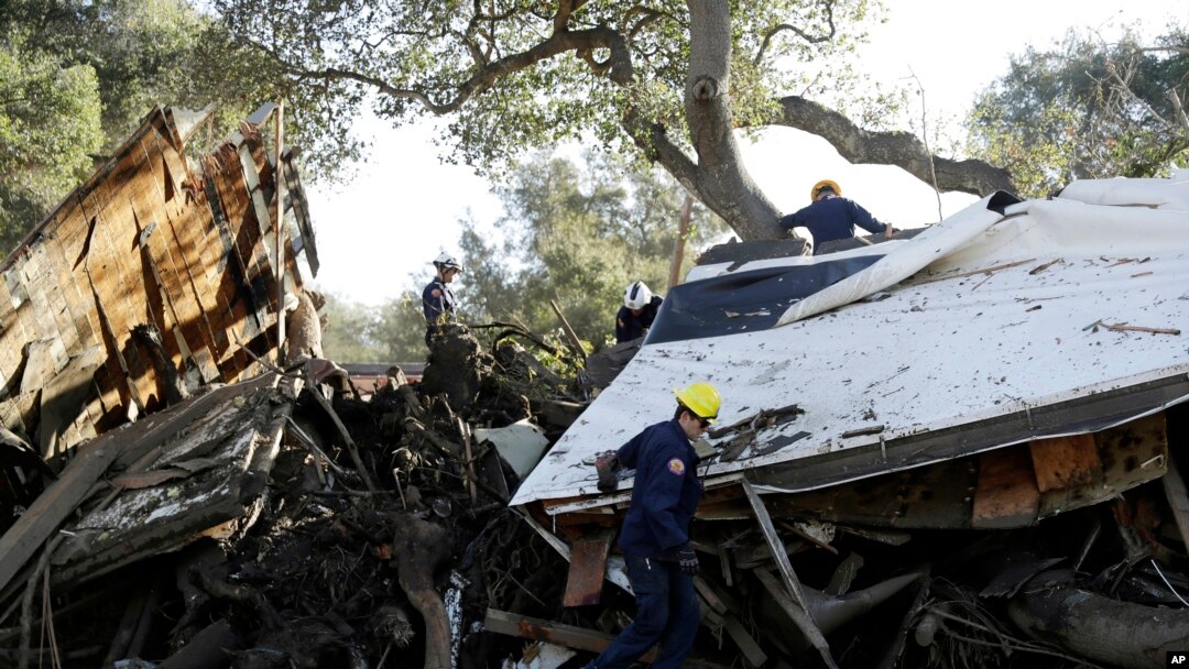Rescatistas inspeccionan una casa dañada por un deslizamiento de tierra, el 13 de enero de 2023 en Montecito, California. 
