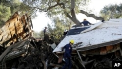 Rescatistas inspeccionan una casa dañada por un deslizamiento de tierra, el 13 de enero de 2023 en Montecito, California. 
