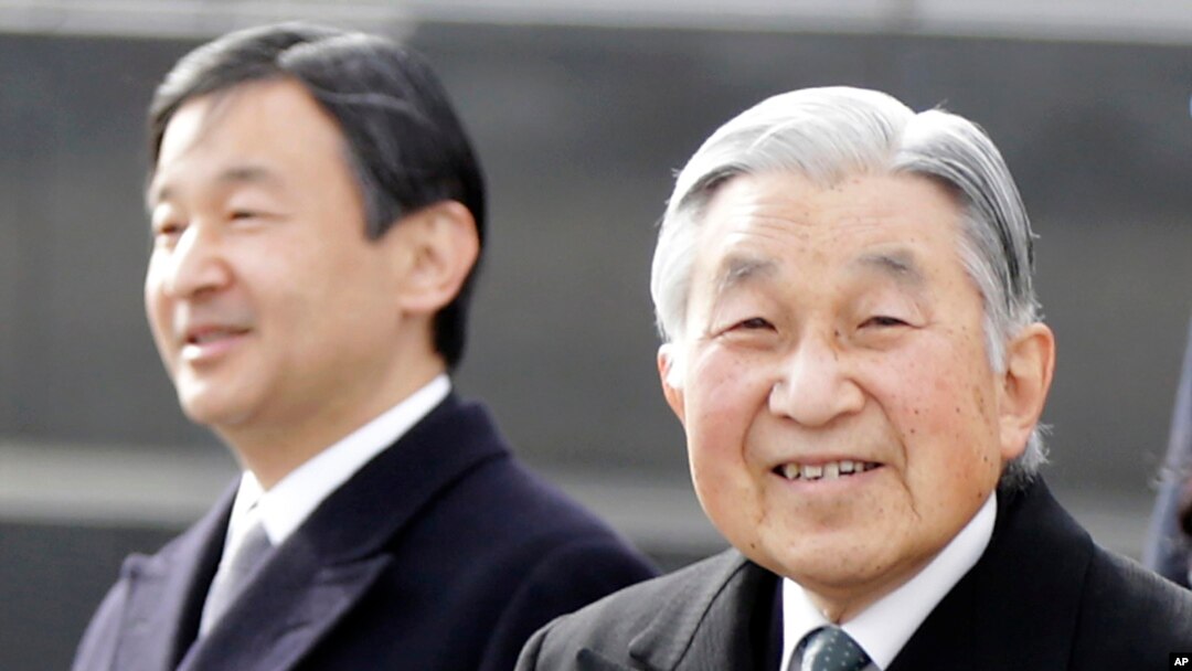 Kaisar Jepang Akihito (kanan) bersama Putera Mahkota Naruhito di bandara internasional Haneda, Tokyo, Jepang, 13 JUli 2016 (Foto: dok).