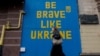 Seorang wanita berjalan di sepanjang salah satu jalan utama Kyiv, 27 Februari 2025, di tengah invasi Rusia ke Ukraina. (Foto: Tetiana Dzhafarova/ AFP)
