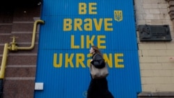 Seorang wanita berjalan di sepanjang salah satu jalan utama Kyiv, 27 Februari 2025, di tengah invasi Rusia ke Ukraina. (Foto: Tetiana Dzhafarova/ AFP)
