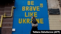 Seorang wanita berjalan di sepanjang salah satu jalan utama Kyiv, 27 Februari 2025, di tengah invasi Rusia ke Ukraina. (Foto: Tetiana Dzhafarova/ AFP)
