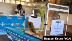 Un urne dans un bureau de vote de l’école publique primaire d’Efoulan, Yaoundé, troisième arrondissement, le 7 octobre 2018. (VOA/ Bagassi Koura)