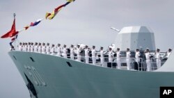 中國護衛艦黃山號停靠在新加坡樟宜海軍基地外。（2017年5月15日）