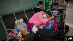 Des passagers à l'aéroport de Barcelone, en Espagne, le jeudi 12 mars 2020. (AP Photo/Emilio Morenatti)