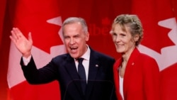 Mantan Gubernur Bank Sentral Kanada, Mark Carney, bersama dengan istrinya Diana Fox menyapa para pendukung mereka setelah memenangkan pemilihan pimpinan Partai Liberal Kanada, di Ottawa, pada 9 Maret 2025. (Foto: Reuters/Blair Gable)