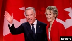 Mantan Gubernur Bank Sentral Kanada, Mark Carney, bersama dengan istrinya Diana Fox menyapa para pendukung mereka setelah memenangkan pemilihan pimpinan Partai Liberal Kanada, di Ottawa, pada 9 Maret 2025. (Foto: Reuters/Blair Gable)