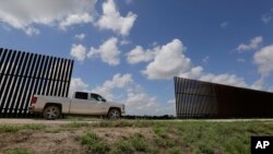 El presidente Donald Trump dijo que hablar de un "muro solar" no es una broma y que sería una buena opción.