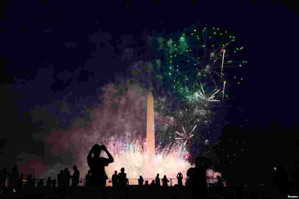 El espect&#225;culo de fuegos artificiales se realiz&#243; a las 9:00 p.m. Foto: Reuters.