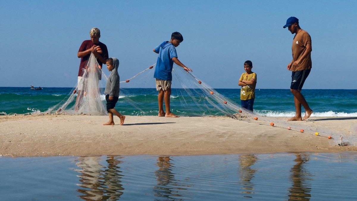 Amid war and deep hunger, Gaza fisherman struggle to feed families 