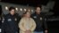 ARCHIVO: El narcotraficante mexicano Joaquín "El Chapo" Guzmán llega a un aeropueto de Nueva York después de haber sido extraditado desde México el 19 de enero de 2017.