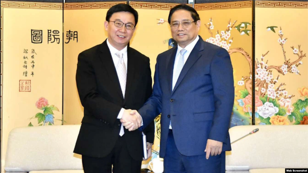 TT Phạm Minh Chính (phải) và Wei Yingbiao, phó Chủ Tịch COMAC, tại Trung Quốc, 6 tháng 11. Hình: Tuoi Tre News