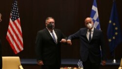 Mike Pompeo (esq) e homólogo grego Nikos Dendias, em Atenas