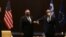 Mike Pompeo (esq) e homólogo grego Nikos Dendias, em Atenas