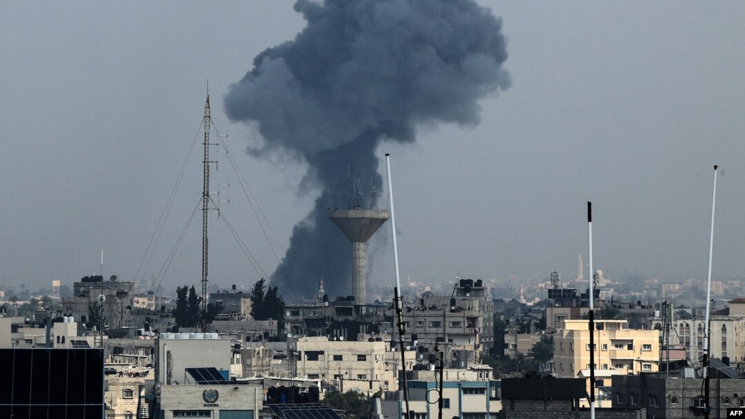 Asap mengepul di atas gedung-gedung selama serangan Israel di Rafah di Jalur Gaza selatan pada 1 Desember 2023, setelah pertempuran Israel dan Hamas kembali mulai. (Foto: AFP)