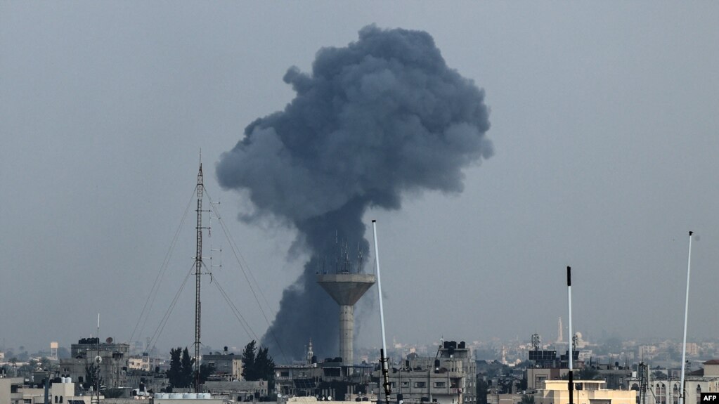2023年12月1日，以色列和哈马斯恢复战斗后，以色列对加沙地带南部拉法发动袭击，浓烟从建筑物上空升起。(法新社）(photo:VOA)
