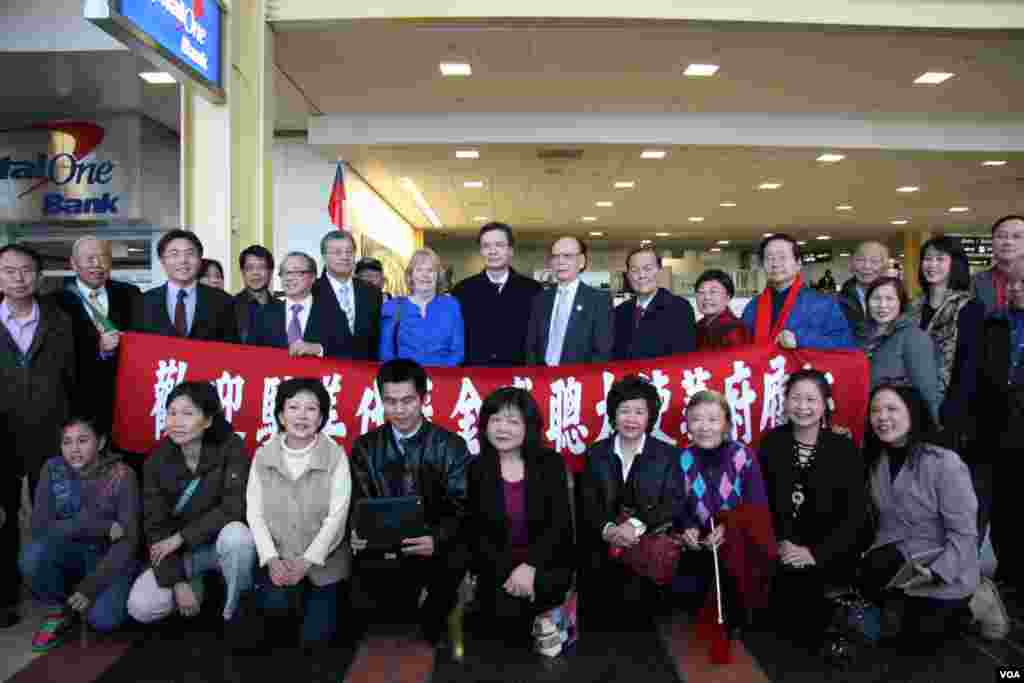 金溥聪与侨胞合影 (美国之音钟辰芳拍摄)