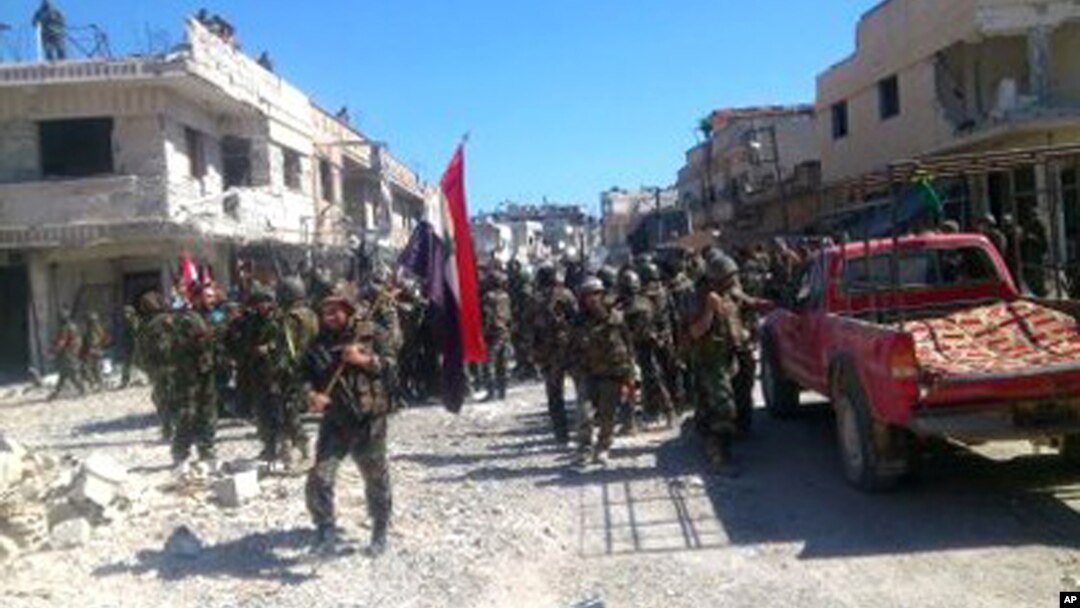 Foto yang dikeluarkan oleh kantor berita SANA, memperlihatkan tentara Suriah di Qusair, Provinsi Homs, Suriah (5/6).