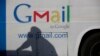 ARCHIVO - Un anuncio de Gmail de Google aparece en el costado de un autobús el 17 de septiembre de 2012, en Lagos, Nigeria. Los fundadores de Google, Larry Page y Sergey Brin, presentaron Gmail hace 20 años, en un día de los Inocentes. 