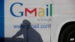 ARCHIVO - Un anuncio de Gmail de Google aparece en el costado de un autobús el 17 de septiembre de 2012, en Lagos, Nigeria. Los fundadores de Google, Larry Page y Sergey Brin, presentaron Gmail hace 20 años, en un día de los Inocentes. 