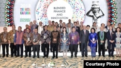 Presiden Joko Widodo berpose bersama peserta “Bali Fintech” salah satu acara di sela-sela pertemuan tahunan IMF-Bank Dunia di Badung, Bali, 11 Oktober 2018. (Foto courtesy: Setpres RI.).