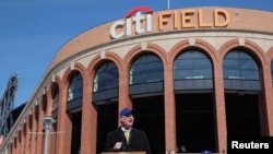 Wali Kota New York Bill de Blasio berbicara dalam konferensi pers di Citi Field, stadion kandang New York Mets, yang digunakan untuk lokasi vaksinasi COVID-19 di tengah pandemi di Queens, New York, Rabu, 10 Februari 2021. (Foto: Reuters)