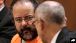 La muerte de Ariel Castro sigue provocando controversias. La médico forense que realizó su autopsia dice que no hay evidencia de que haya habido juego sexual.