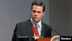 Presiden Meksiko Enrique Pena Nieto berbicara di Istana Nasional, Mexico City, Senin (3/9). 