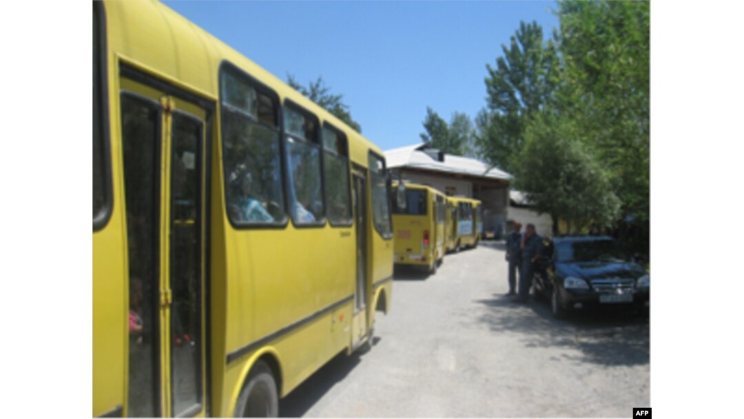 Qochqinlarni chegara postlariga eltib qo'yayotgan avtobuslar