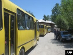 Qochqinlarni chegara postlariga eltib qo'yayotgan avtobuslar